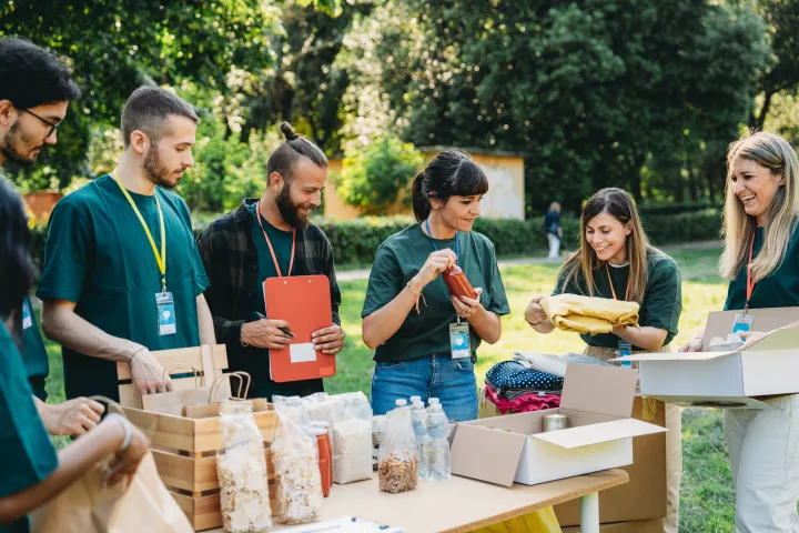 volunteer-group-people-students-community