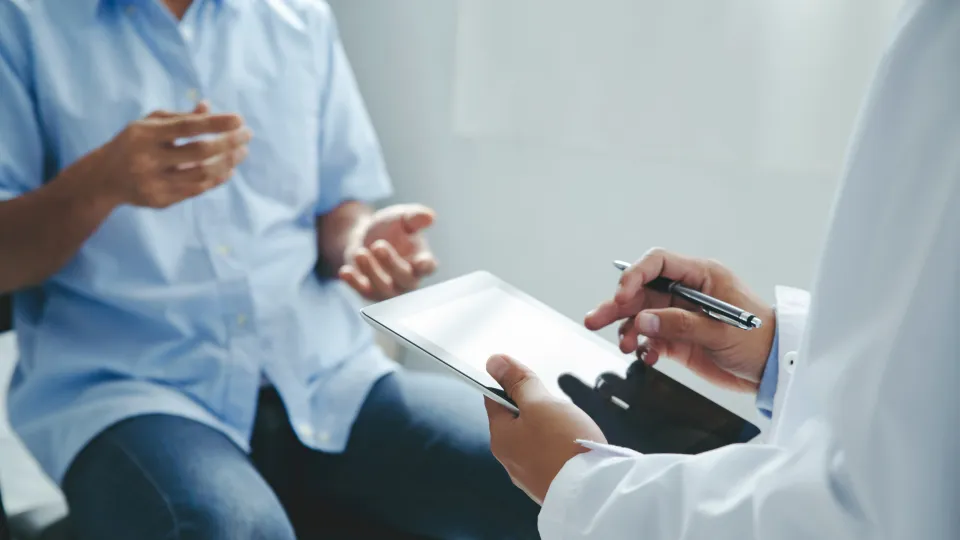 Doctor talking to patients are explaining the treatment of a patient's illness