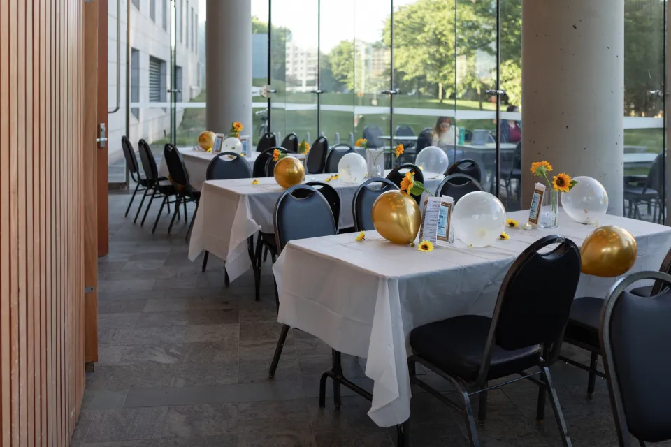 Vables with gold and white balloons